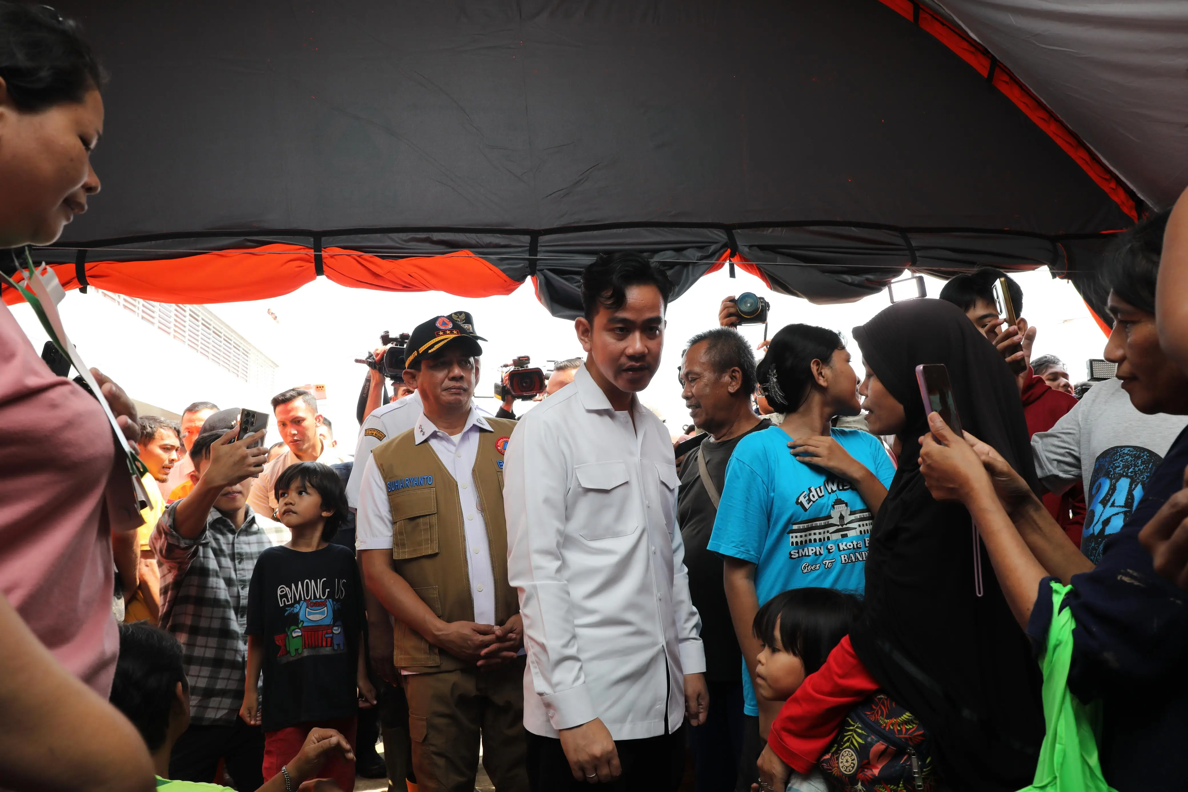 Kepala BNPB Letjen TNI Dr. Suharyanto bersama Wapres Gibran Rakabuming menyempatkan diri menyapa dan berdialog dengan warga pengungsi di Gudang Logpal BNPB Jati Asih.